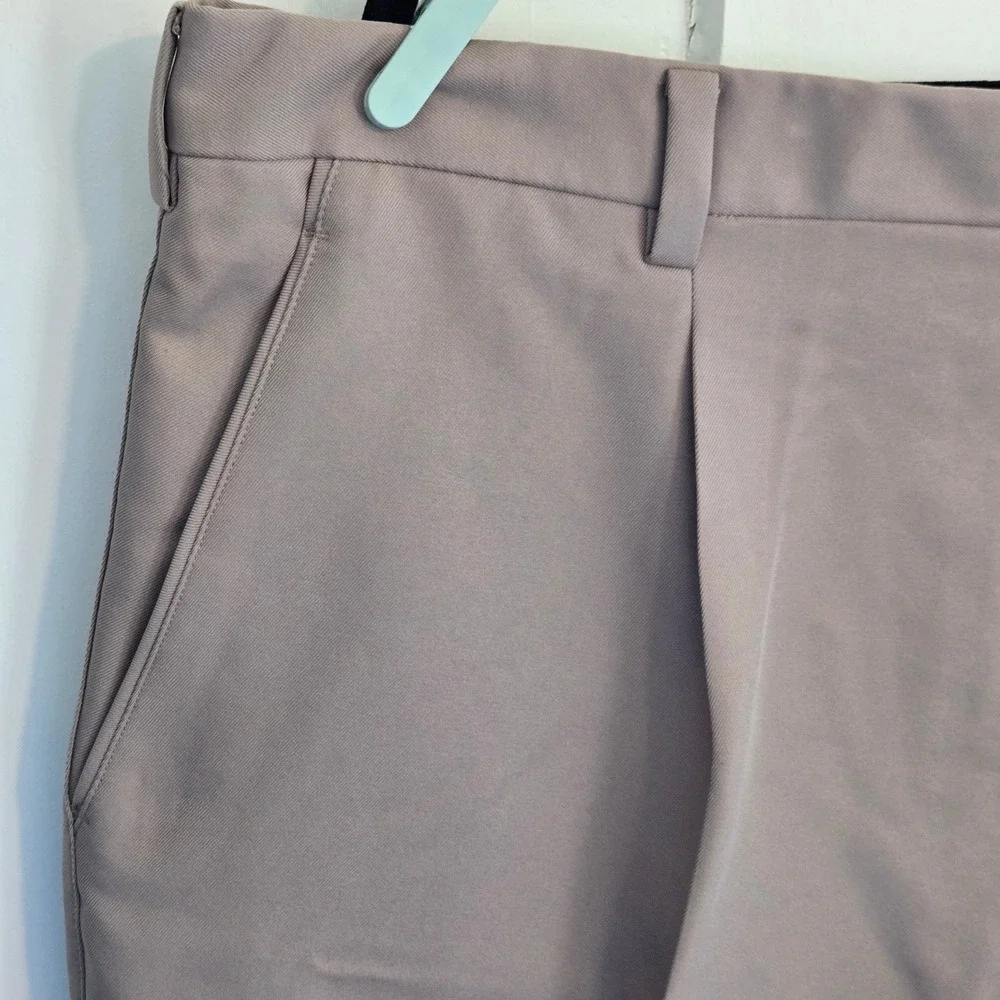 Nike Men's Beige Khaki Pleated Front Golf Shorts Sz. 40 in Inseam 9.5 in Dri Fit